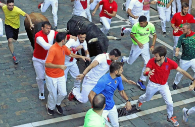 Imágenes del sexto encierro de los sanfermines 2019 protagonizado por toros de Núñez del Cuvillo.