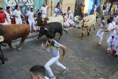 Imágenes del sexto encierro de los sanfermines 2019 protagonizado por toros de Núñez del Cuvillo.