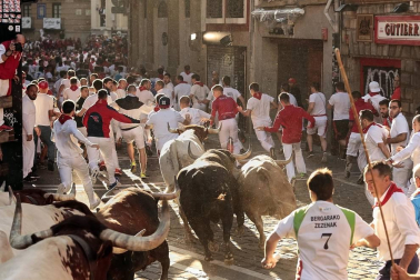Imágenes del sexto encierro de los sanfermines 2019 protagonizado por toros de Núñez del Cuvillo.