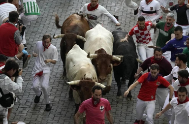 Imágenes del sexto encierro de los sanfermines 2019 protagonizado por toros de Núñez del Cuvillo.