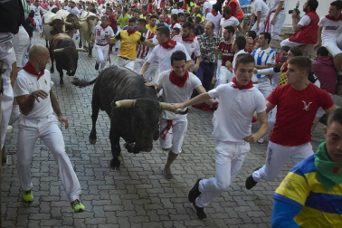 Imágenes del sexto encierro de los sanfermines 2019 protagonizado por toros de Núñez del Cuvillo.