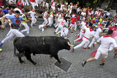 Imágenes del sexto encierro de los sanfermines 2019 protagonizado por toros de Núñez del Cuvillo.