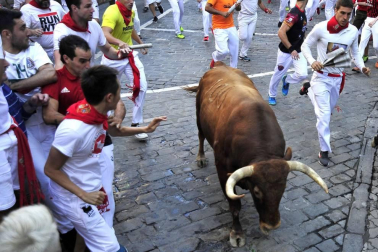 Imágenes del sexto encierro de los sanfermines 2019 protagonizado por toros de Núñez del Cuvillo.
