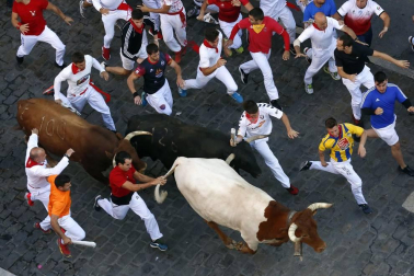 Imágenes del sexto encierro de los sanfermines 2019 protagonizado por toros de Núñez del Cuvillo.