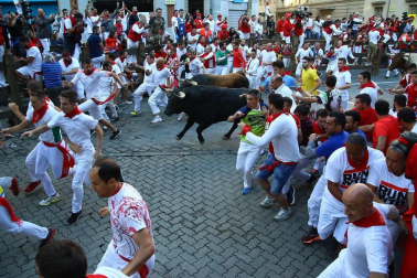 Imágenes del sexto encierro de los sanfermines 2019 protagonizado por toros de Núñez del Cuvillo.