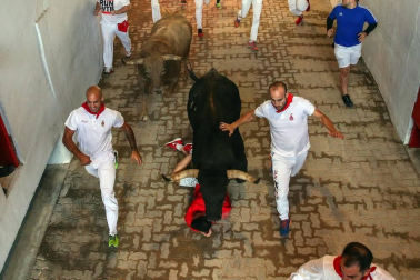 Imágenes del sexto encierro de los sanfermines 2019 protagonizado por toros de Núñez del Cuvillo.