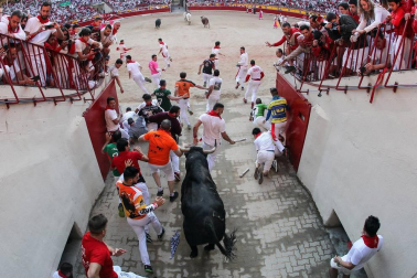 Imágenes del sexto encierro de los sanfermines 2019 protagonizado por toros de Núñez del Cuvillo.