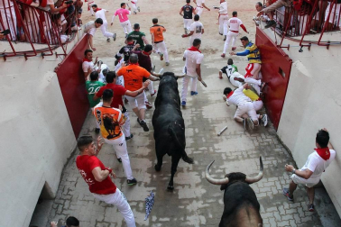 Imágenes del sexto encierro de los sanfermines 2019 protagonizado por toros de Núñez del Cuvillo.