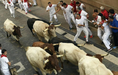 Imágenes del sexto encierro de los sanfermines 2019 protagonizado por toros de Núñez del Cuvillo.
