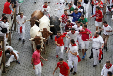 Imágenes del sexto encierro de los sanfermines 2019 protagonizado por toros de Núñez del Cuvillo.