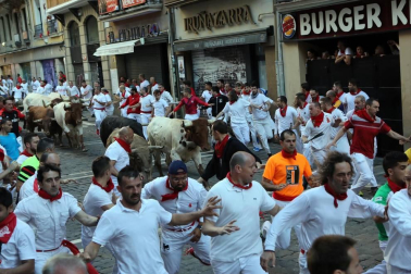 Imágenes del sexto encierro de los sanfermines 2019 protagonizado por toros de Núñez del Cuvillo.