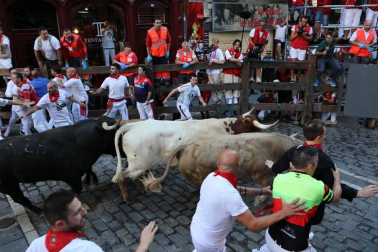 Imágenes del sexto encierro de los sanfermines 2019 protagonizado por toros de Núñez del Cuvillo.