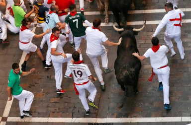 Imágenes del sexto encierro de los sanfermines 2019 protagonizado por toros de Núñez del Cuvillo.