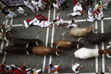 Imágenes del sexto encierro de los sanfermines 2019 protagonizado por toros de Núñez del Cuvillo.