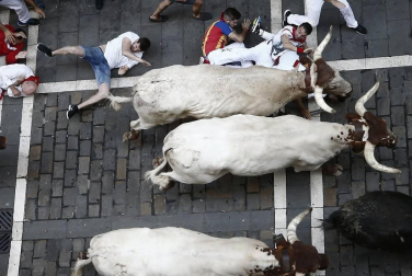Imágenes del sexto encierro de los sanfermines 2019 protagonizado por toros de Núñez del Cuvillo.