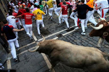 Imágenes del sexto encierro de los sanfermines 2019 protagonizado por toros de Núñez del Cuvillo.