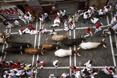 Imágenes del sexto encierro de los sanfermines 2019 protagonizado por toros de Núñez del Cuvillo.