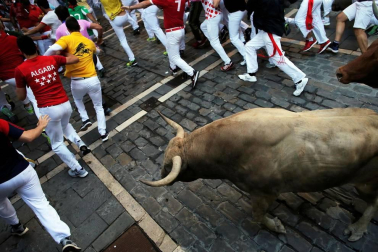 Imágenes del sexto encierro de los sanfermines 2019 protagonizado por toros de Núñez del Cuvillo.
