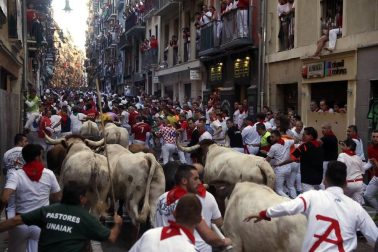 Imágenes del sexto encierro de los sanfermines 2019 protagonizado por toros de Núñez del Cuvillo.