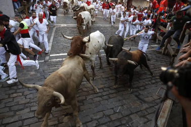 Imágenes del sexto encierro de los sanfermines 2019 protagonizado por toros de Núñez del Cuvillo.