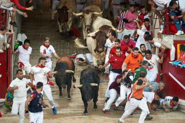 Imágenes del sexto encierro de los sanfermines 2019 protagonizado por toros de Núñez del Cuvillo.
