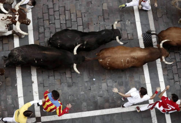 Imágenes del sexto encierro de los sanfermines 2019 protagonizado por toros de Núñez del Cuvillo.