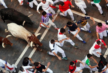 Imágenes del sexto encierro de los sanfermines 2019 protagonizado por toros de Núñez del Cuvillo.