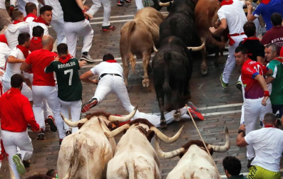 Imágenes del sexto encierro de los sanfermines 2019 protagonizado por toros de Núñez del Cuvillo.