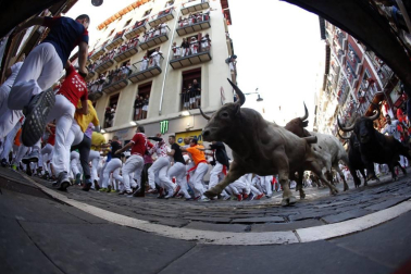 Imágenes del sexto encierro de los sanfermines 2019 protagonizado por toros de Núñez del Cuvillo.