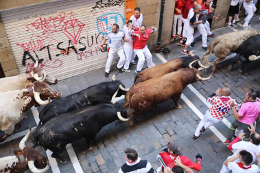 Imágenes del sexto encierro de los sanfermines 2019 protagonizado por toros de Núñez del Cuvillo.
