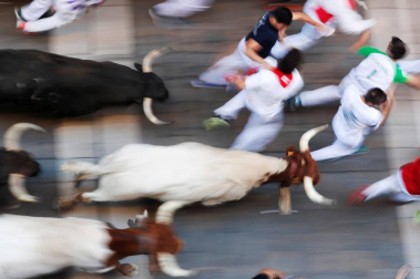 Imágenes del sexto encierro de los sanfermines 2019 protagonizado por toros de Núñez del Cuvillo.