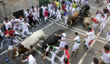 Momentos de tensión cuando el morlaco jabonero de la ganadería de Núñez del Cuvillo perdió pie en la calle Estafeta y cayó al suelo, rodeado de mozos.