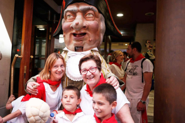 Fotos del recorrido de los gigantes y cabezudos de Pamplona del día 9 de julio de San Fermín 2019