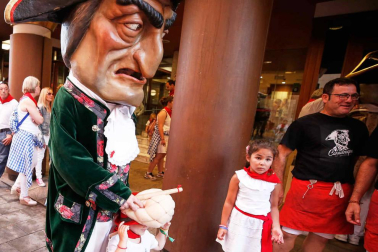 Fotos del recorrido de los gigantes y cabezudos de Pamplona del día 9 de julio de San Fermín 2019