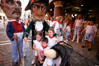 Fotos del recorrido de los gigantes y cabezudos de Pamplona del día 9 de julio de San Fermín 2019