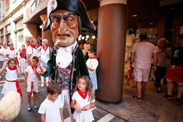Fotos del recorrido de los gigantes y cabezudos de Pamplona del día 9 de julio de San Fermín 2019