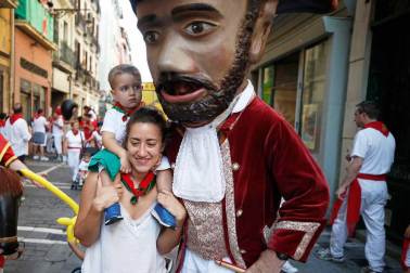 Fotos del recorrido de los gigantes y cabezudos de Pamplona del día 9 de julio de San Fermín 2019