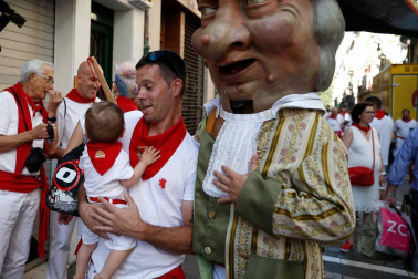 Fotos del recorrido de los gigantes y cabezudos de Pamplona del día 9 de julio de San Fermín 2019