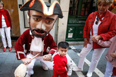 Fotos del recorrido de los gigantes y cabezudos de Pamplona del día 9 de julio de San Fermín 2019