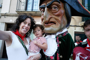 Fotos del recorrido de los gigantes y cabezudos de Pamplona del día 9 de julio de San Fermín 2019