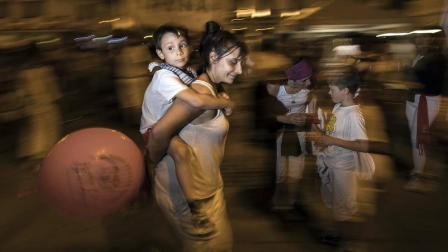 Puntuales como siempre, a las 23.59 del jueves 11 de julio, Pamplona volvió a sentir el vibrar sonoro del Struendo de Iruña, un acto no recogido en el programa pero de gran aceptación popular.