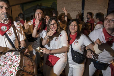 Puntuales como siempre, a las 23.59 del jueves 11 de julio, Pamplona volvió a sentir el vibrar sonoro del Struendo de Iruña, un acto no recogido en el programa pero de gran aceptación popular.