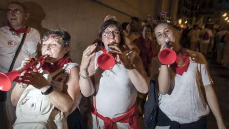 Puntuales como siempre, a las 23.59 del jueves 11 de julio, Pamplona volvió a sentir el vibrar sonoro del Struendo de Iruña, un acto no recogido en el programa pero de gran aceptación popular.