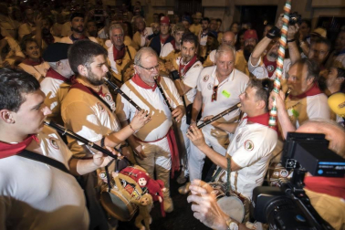 Puntuales como siempre, a las 23.59 del jueves 11 de julio, Pamplona volvió a sentir el vibrar sonoro del Struendo de Iruña, un acto no recogido en el programa pero de gran aceptación popular.