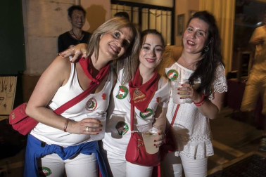 Puntuales como siempre, a las 23.59 del jueves 11 de julio, Pamplona volvió a sentir el vibrar sonoro del Struendo de Iruña, un acto no recogido en el programa pero de gran aceptación popular.
