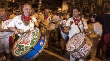 Puntuales como siempre, a las 23.59 del jueves 11 de julio, Pamplona volvió a sentir el vibrar sonoro del Struendo de Iruña, un acto no recogido en el programa pero de gran aceptación popular.