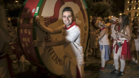 Puntuales como siempre, a las 23.59 del jueves 11 de julio, Pamplona volvió a sentir el vibrar sonoro del Struendo de Iruña, un acto no recogido en el programa pero de gran aceptación popular.