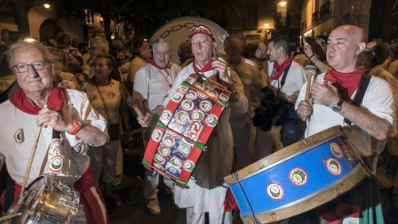 Puntuales como siempre, a las 23.59 del jueves 11 de julio, Pamplona volvió a sentir el vibrar sonoro del Struendo de Iruña, un acto no recogido en el programa pero de gran aceptación popular.