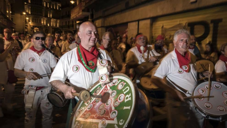 Puntuales como siempre, a las 23.59 del jueves 11 de julio, Pamplona volvió a sentir el vibrar sonoro del Struendo de Iruña, un acto no recogido en el programa pero de gran aceptación popular.