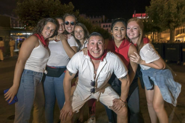 Puntuales como siempre, a las 23.59 del jueves 11 de julio, Pamplona volvió a sentir el vibrar sonoro del Struendo de Iruña, un acto no recogido en el programa pero de gran aceptación popular.